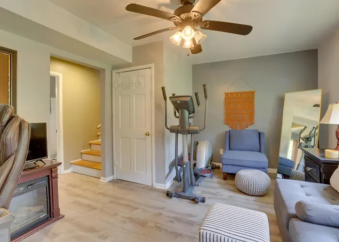 Modern Birmingham Escape W/ Yard + Fire Pit!